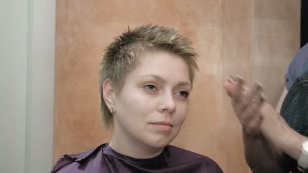 Salon fryzjerski organizuje i Style krótkie włosy blond — Wideo stockowe
