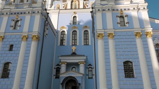 St. Michael gouden koepels klooster in Kiev, Oekraïne — Stockvideo
