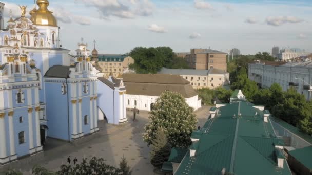 Panoramisch uitzicht naar Golden-Domed klooster in Kiev — Stockvideo