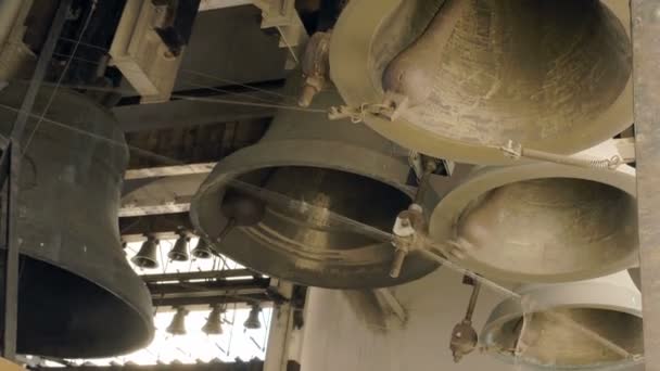 Церковные колокола звонят из колокольни — стоковое видео