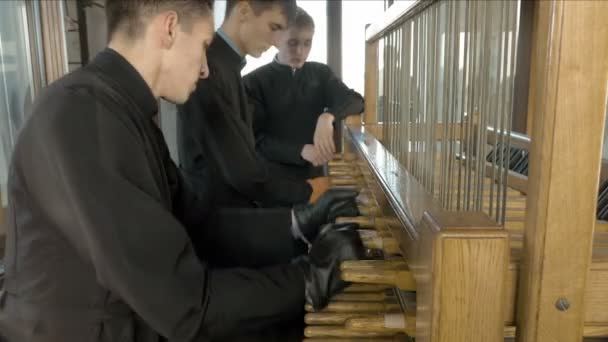 Bellringer membunyikan lonceng yang memainkan musik Kristen — Stok Video