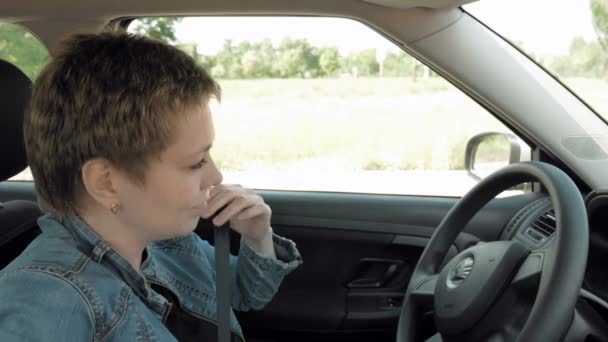 Sarışın kadın koyulur ve bir araba kullanıyor — Stok video