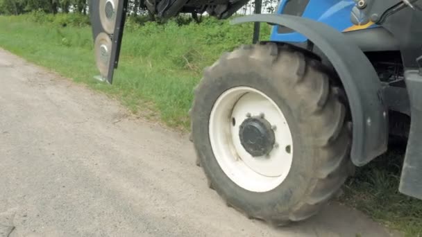 Tractor móvil con palas y remolque de barra de tracción — Vídeo de stock