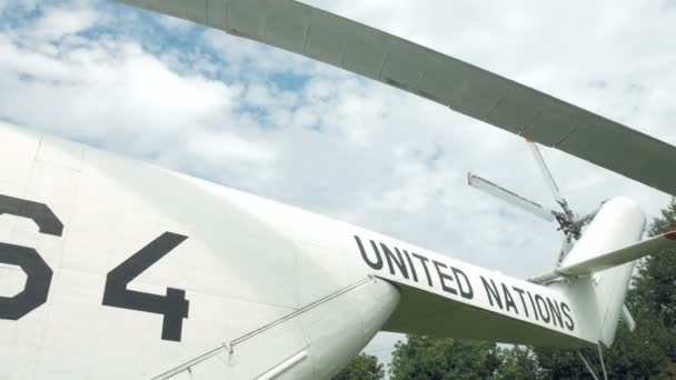 Μαύρο και άσπρο Η.Ε - Ηνωμένων Εθνών - ελικόπτερο — Αρχείο Βίντεο
