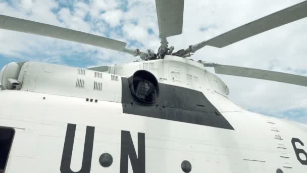 ONU en blanco y negro - Naciones Unidas - helicóptero — Vídeos de Stock