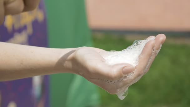 Eine Hand mit brennbarer Substanz wird angezündet — Stockvideo