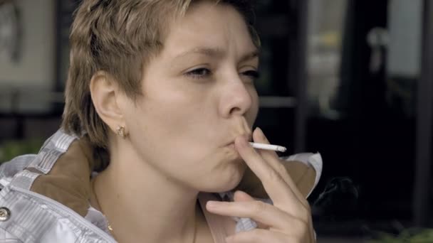 Femme fumeuse avec une cigarette dans la main — Video