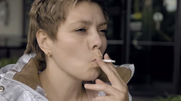 Merokok perempuan dengan rokok di tangannya — Stok Video