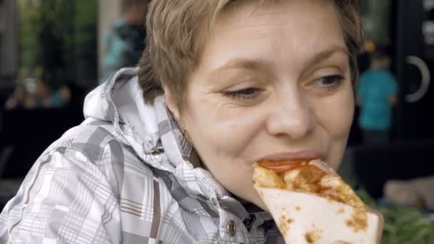 La pizza es fácil de agarrar y comer en rebanadas — Vídeos de Stock