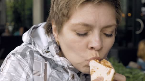 Pizza je snadno chytit a sníst na plátky — Stock video