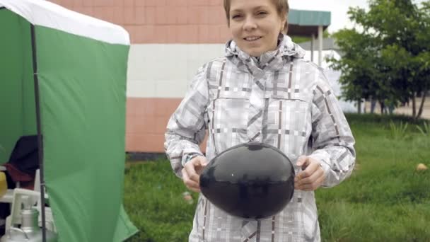 Un láser verde hace que el globo negro reviente — Vídeos de Stock