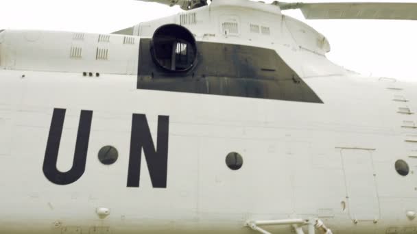 Siyah ve beyaz BM - Birleşmiş Milletler - helikopter — Stok video