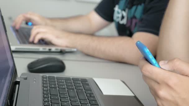 Beide mannen zijn gericht op hun werk in team — Stockvideo