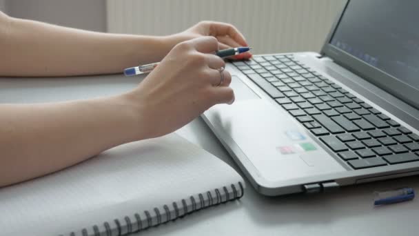 Femme assise sur son bureau types et prend des notes — Video