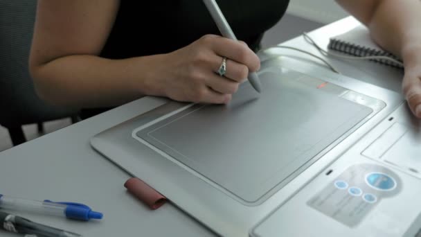 Μια γυναίκα εφιστά με πένα tablet ψηφιοποίησης και γραφίδα — Αρχείο Βίντεο