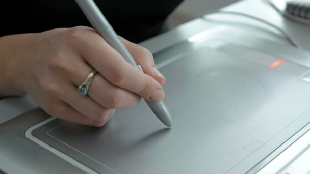 Una mujer dibuja con pen tablet digitalizador y lápiz — Vídeos de Stock