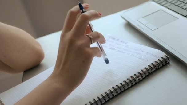 Жіночі типи і робить нотатки в блокноті — стокове відео