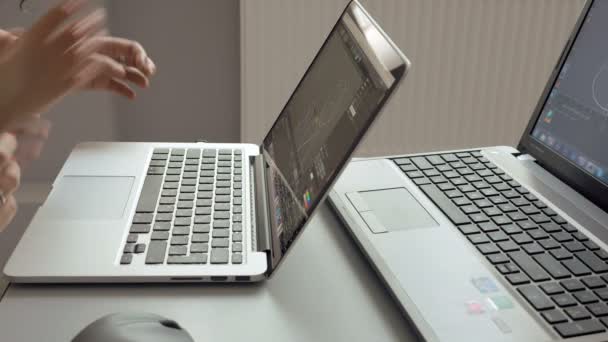 Engenheiros estão discutindo gráficos em um laptop — Vídeo de Stock
