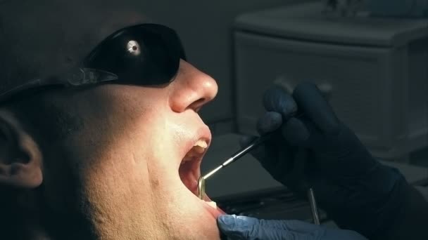 Uomo ottiene dentista bocca medica esame dei denti — Video Stock