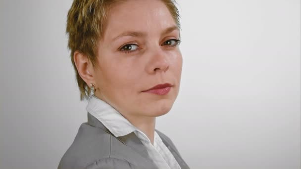 Kısa saç iş kadını görünüyor ve etrafında döner — Stok video
