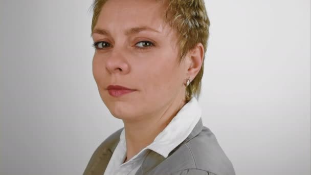 Ładny blond kobieta obraca się dokoła. Portret — Wideo stockowe