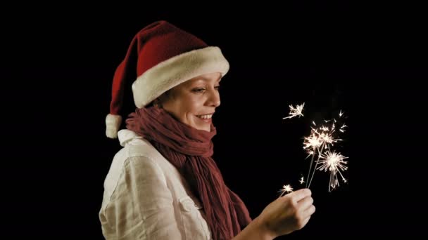 Mulher bonita em Papai Noel de Natal vermelho com Sparklers — Vídeo de Stock