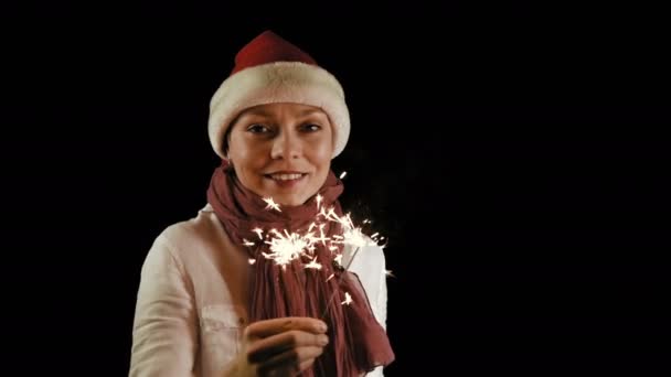 Söt flicka i röd Christmas Santa med tomtebloss — Stockvideo