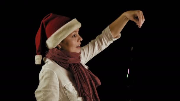 Konfeti kırmızı Christmas Santa güzel kız dökülen — Stok video