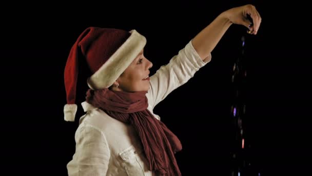 Young woman in red Christmas Santa pours confetti — Stock Video