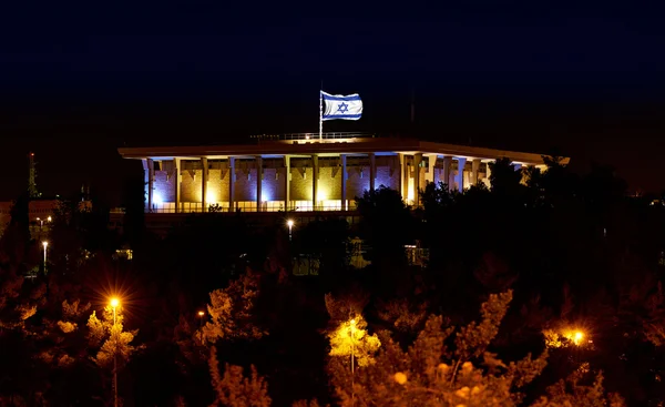 Knesetu z flagą Parlament Izraela w nocy — Zdjęcie stockowe