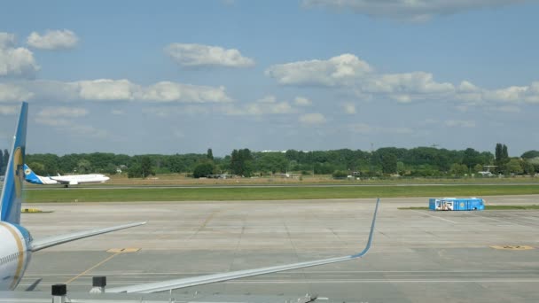 Avião de aeronave está pousando em uma pista aberta — Vídeo de Stock