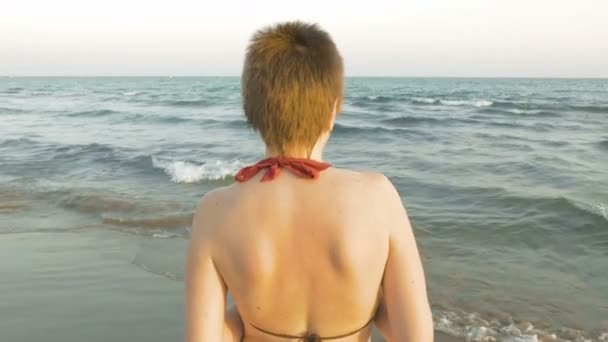 Mujer en bikini sombrero de paja posponiendo gafas de sol — Vídeos de Stock