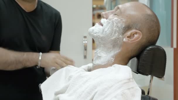 Baber ou homme coiffeur essuie ses mains — Video