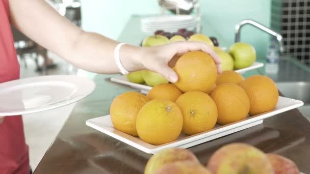 Colocar em prato branco frutas frescas no café da manhã — Vídeo de Stock