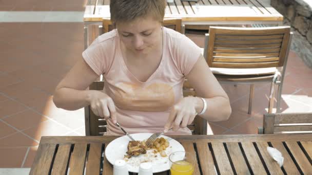 Γυναίκα απολαμβάνοντας το μεσημεριανό γεύμα έξω από το εστιατόριο ή στην καφετέρια — Αρχείο Βίντεο