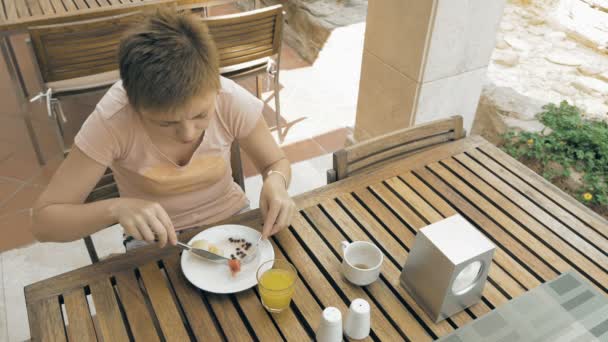 Kvinne nyter lunsj utenfor restaurant eller kafe – stockvideo