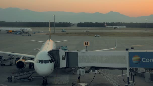 Terminal de la puerta del aeropuerto en carga antes de la salida — Vídeos de Stock