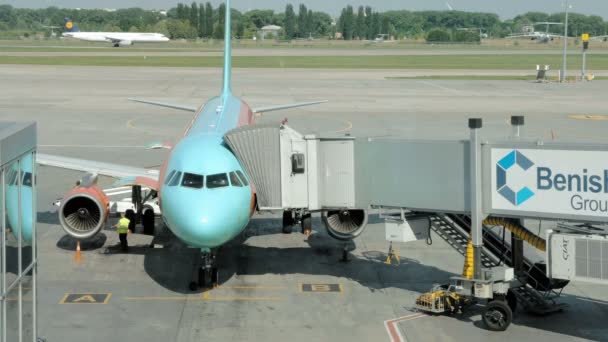 Ένα αεροπλάνο είναι σταθμευμένο για τη σήραγγα να επισυναφθεί — Αρχείο Βίντεο