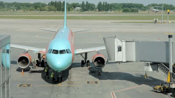 Un avión está estacionado para que el túnel se adjunte — Vídeos de Stock