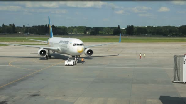 L'equipaggio dell'aeroporto sta trasportando la compagnia aerea Lufthansa — Video Stock