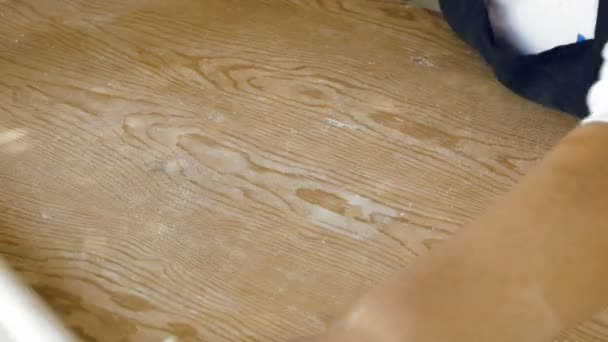 Enrollar la masa pastelera sobre una superficie plana de madera — Vídeos de Stock