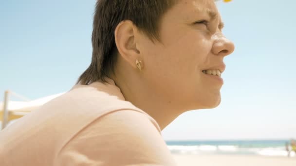 Eine Frau genießt die Landschaft am Strand — Stockvideo