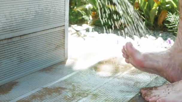 Een persoon bij het wassen-station om hun voeten te wassen — Stockvideo