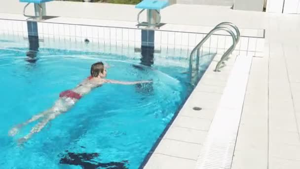 赤いビキニの女性はプールから歩く — ストック動画