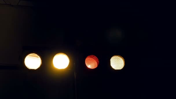 Luces intermitentes en un cuarto oscuro club disco o fiesta — Vídeo ... Luces intermitentes en un cuarto oscuro club disco o fiesta — Vídeo ...