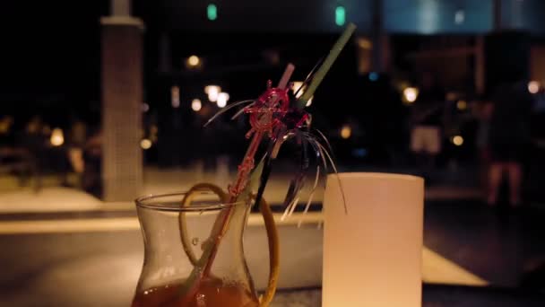 Egy pohár tele alkoholtartalmú ital az asztalra — Stock videók