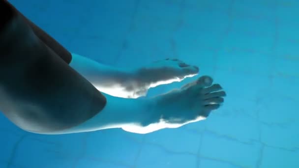 Woman put feet in the water in order to relax — Stock Video