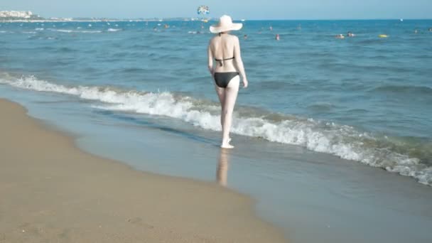 Feminino está caminhando em direção ao mar e na água — Vídeo de Stock
