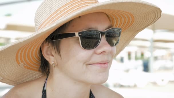 Una mujer en la playa con atuendo de estilo de moda — Vídeos de Stock