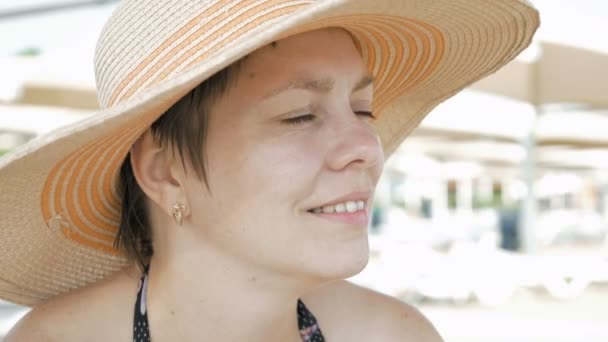 En kvinna på stranden med moderiktiga stil klädsel — Stockvideo